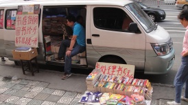 chino vendiendo en la furgoneta