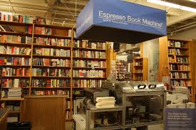 Libreria con cartel de Espresso Book Machine